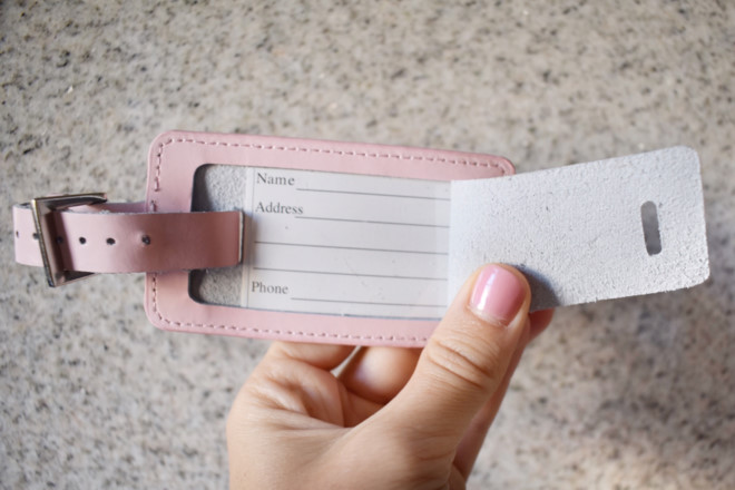 Thẻ thông tin trên vali là sai lầm nguy hiểm của du khách?