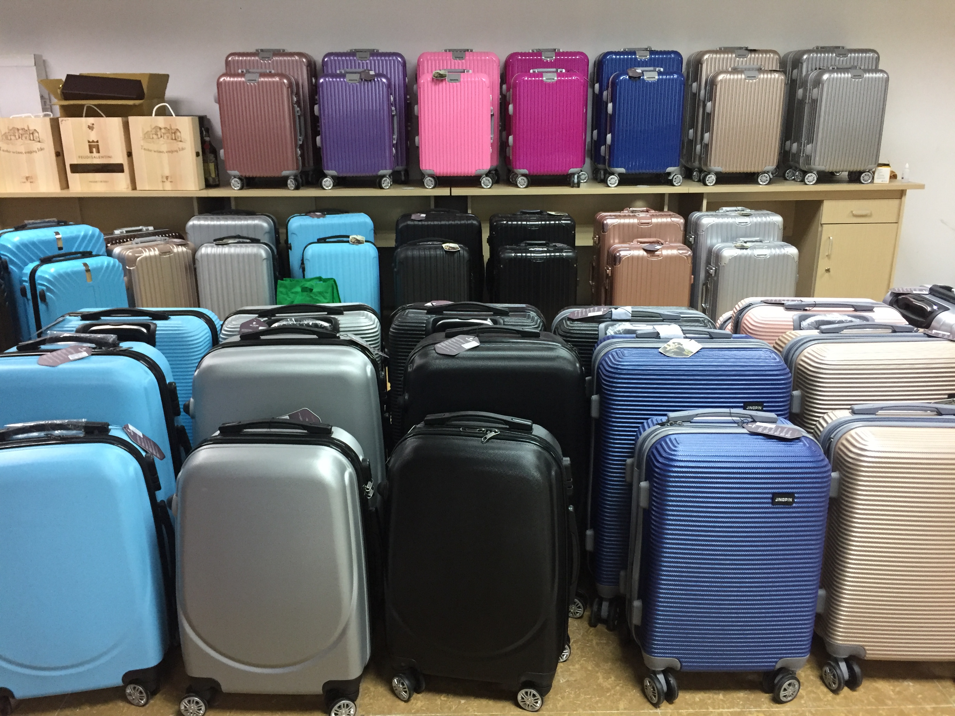 GIẢI ĐÁP THẮC MẮC VÌ SAO VALI NHỰA ĐƯỢC YÊU THÍCH TRÊN THỊ TRƯỜNG?